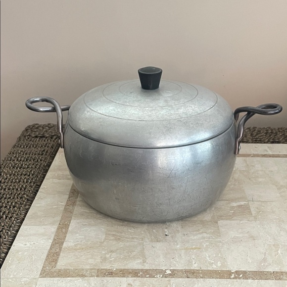 Wear Ever aluminum Cookware Pot with Lid - Picture 1 of 6